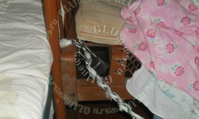 Ревнивий чоловік посадив дружину на ланцюг