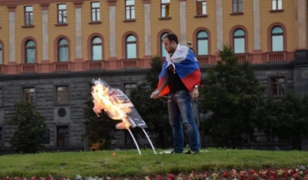 В Москве на Лубянке  сожгли портрет Дзержинского (фото)
