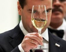 З'явилася перша реакція Медведєва на розслідування Навального