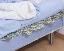 Украинцы перешли на средства из "заначек"