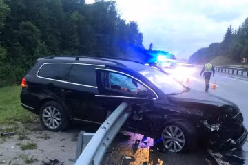 На Львовщине Volkswagen врезался в отбойник, который насквозь прошил авто вместе с водителем - кадры не для слабонервных