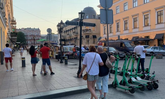 Люди на вулиці, фото: Знай.ua