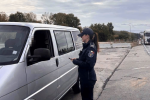 Прикордонниця перевіряє документи у водія на кордоні