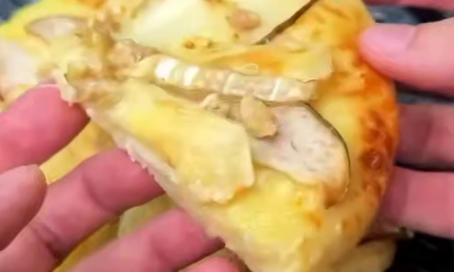 Творожный пирог с грушей и камамбером, кадр из видео