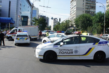 У Києві банда неадекватів влаштувала перестрілку біля піцерії: відео із "лихих 90-их"