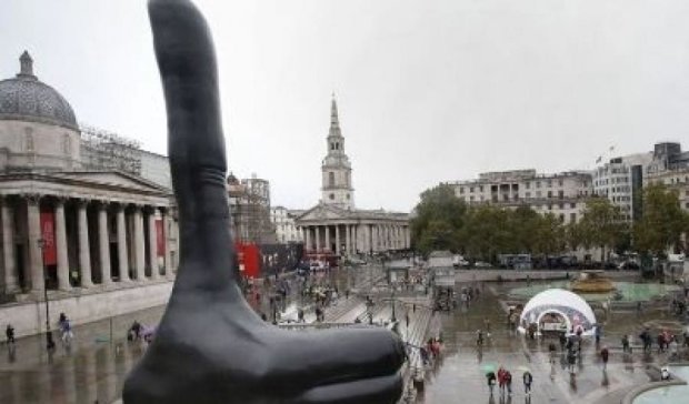 В центре Лондона вырос гигантский палец