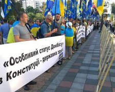 Під Радою мітингують проти децентралізації (фото)