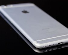 На iPhone 6s вилили киплячу смолу (відео)