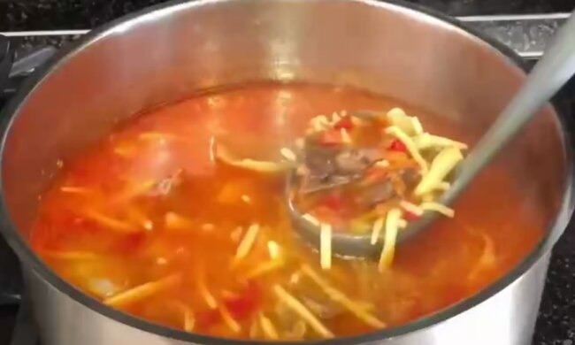 Приготовление супа, скриншот: Youtube