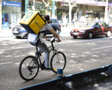 У Києві голий кур'єр Glovo заявився в університет, "смачного": дике відео 18+