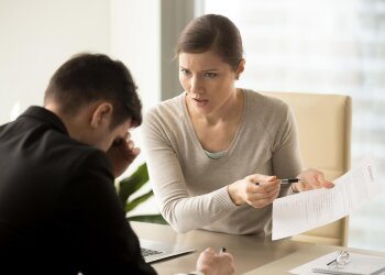 Работодатель, указывающий на ошибки сотрудника