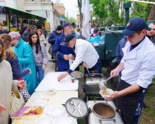 У Вінниці влаштували тисняву в черзі за "солдатською кашею"