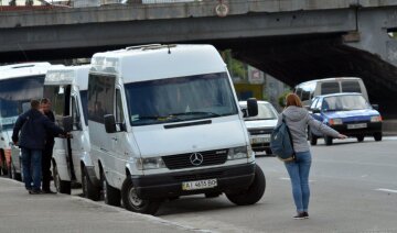 У Херсоні неадекватний маршрутник накинувся на бідолашну дитину: приїхала додому вся в сльозах