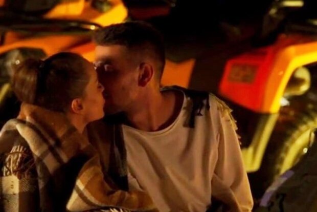 поцілунок на "Холостячці", фото з Instagram
