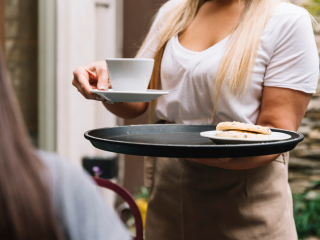 Обслуговування у кафе / фото: Freepik