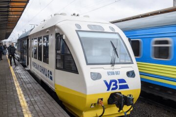 "Укрзализныця" занялась списанием рабочих вагон