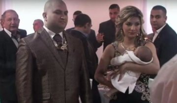 Немовля ромів купалося в золоті на власних хрестинах (відео)
