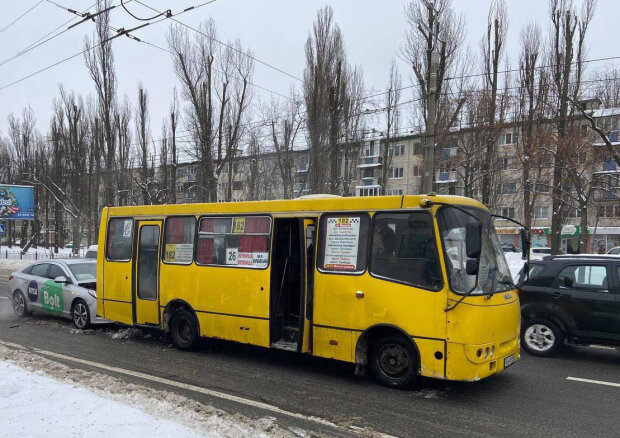 У Києві таксист протаранив маршрутку з людьми