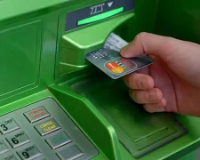 Банкомат видає готівку: ліміти на зняття