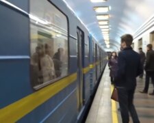 У Києві зачепер загинув під вагоном метро, очевидці застигли: "Відрізало голову"