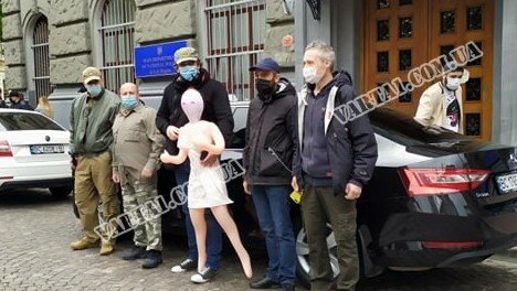 Розлючені львів'яни вручили копам гумову жінку, натякнувши на очевидне