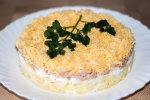 Готуємо вдома: листковий курячий салат з грибами і картоплею