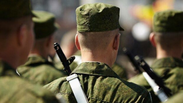 В Крыму российские оккупанты вербуют мирное население в армию: отказавшихся ждет тюрьма