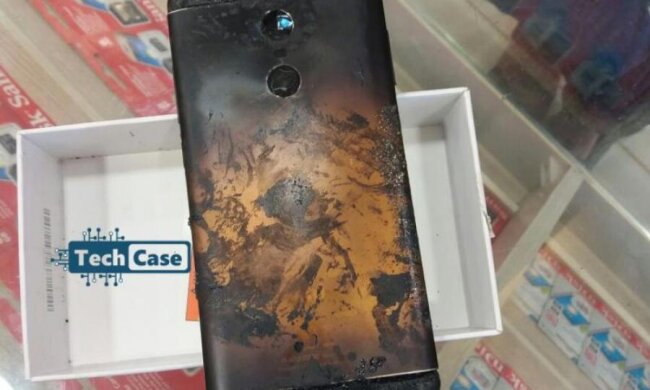 "Гаряча" новинка: вибух нового телефону зняли на камеру