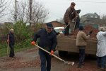 Тернопольским медикам вручили лопаты в разгар пандемии: "А лечить кто будет?"
