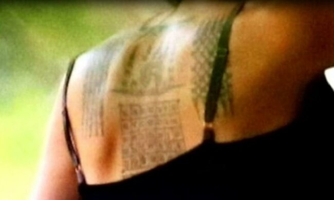 У Джолі нові тату (фото)