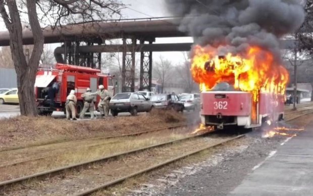 В Одесі на повному ходу спалахнув трамвай: пасажири вискакували з вікон