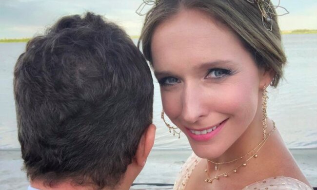 Катя Осадча показала, як відзначила 36-й день народження: сюрприз від Горбунова, величезний торт і веселощі в басейні