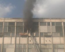 У Харкові через коротке замикання згорів текстильний цех
