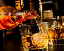 Це Росія: боржник "порішив" пристава пляшкою віскі