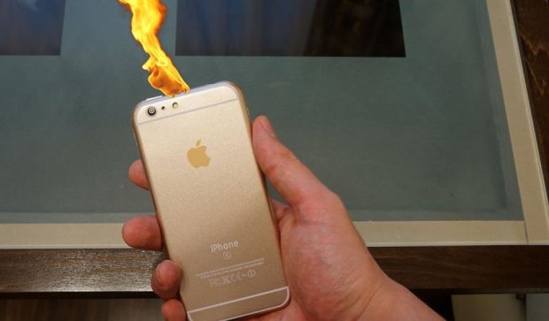 iPhone спалахнув у руках австралійця