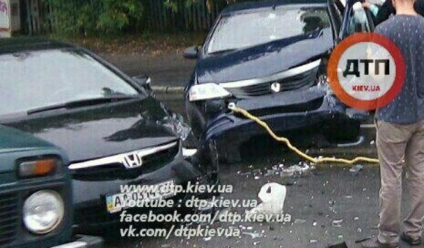 Лобове ДТП у столиці: дощ підкосив водія Renault