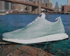 Кроссовки производить с океанического мусора