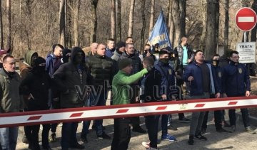 Біля могили Тараса Шевченка напали на активістів "Українського вибору" (фото)