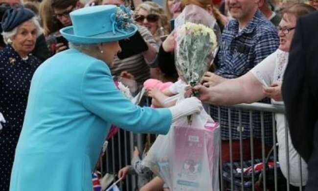 Королеві Великобританії подарували порваний пакет