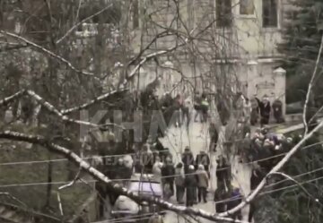 Люди возле церкви МП в Хмельницком. Фото: скриншот с видео