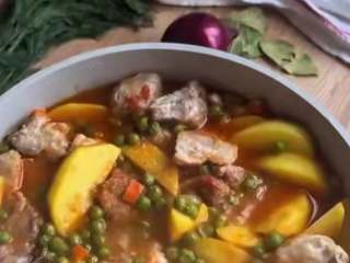 Тушкована свинина з картоплею та горошком, кадр з відео