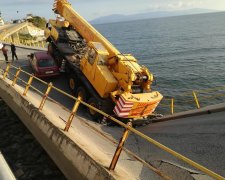 Важливий шляхопровід звалився прямо в море: перші фото та відео катастрофи