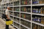 Человек в алкогольном отделе магазина