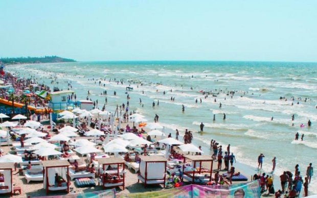 Доки у Криму відпочиває "почекун", українські пляжі тріщать по швах