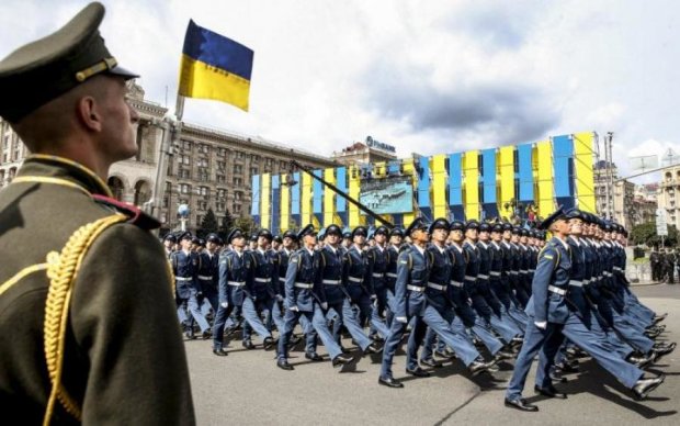 Теперь по уставу: "Слава Украине" станет официальным воинским приветствием