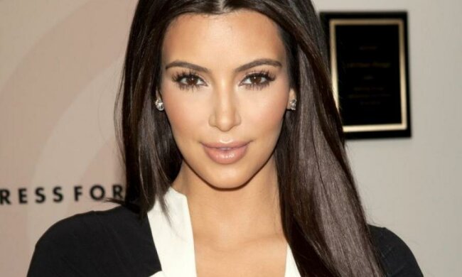 Кім Кардашьян заміряли пишні форми: гарячі фото