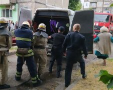 Під Дніпром диявольський вогонь поглинув квартиру - чоловіка винесли на ношах вперед ногами