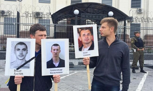 Під російським посольством вимагали звільнити  політв'язнів