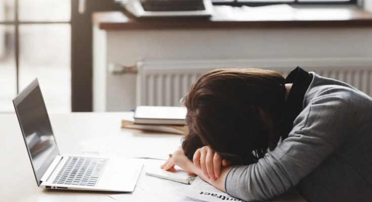 Человек, который устал от работы. Фото: shutterstock