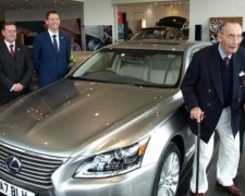 Lexus поздравил 100-летнего ветерана эксклюзивом
